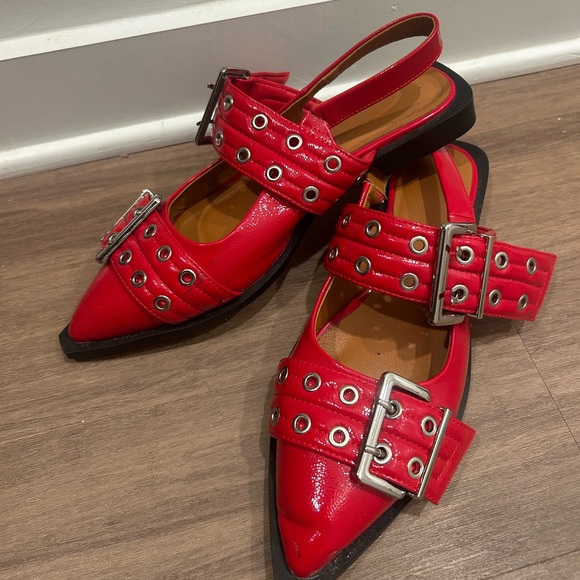 RED STUDDED POINT TOE FLAT - Picture 2 of 4